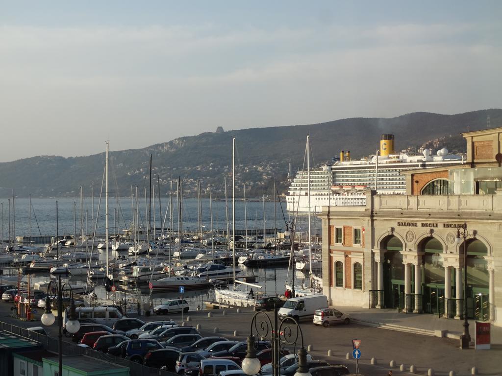 Piazza Venezia Le Camere Trieste Exterior foto