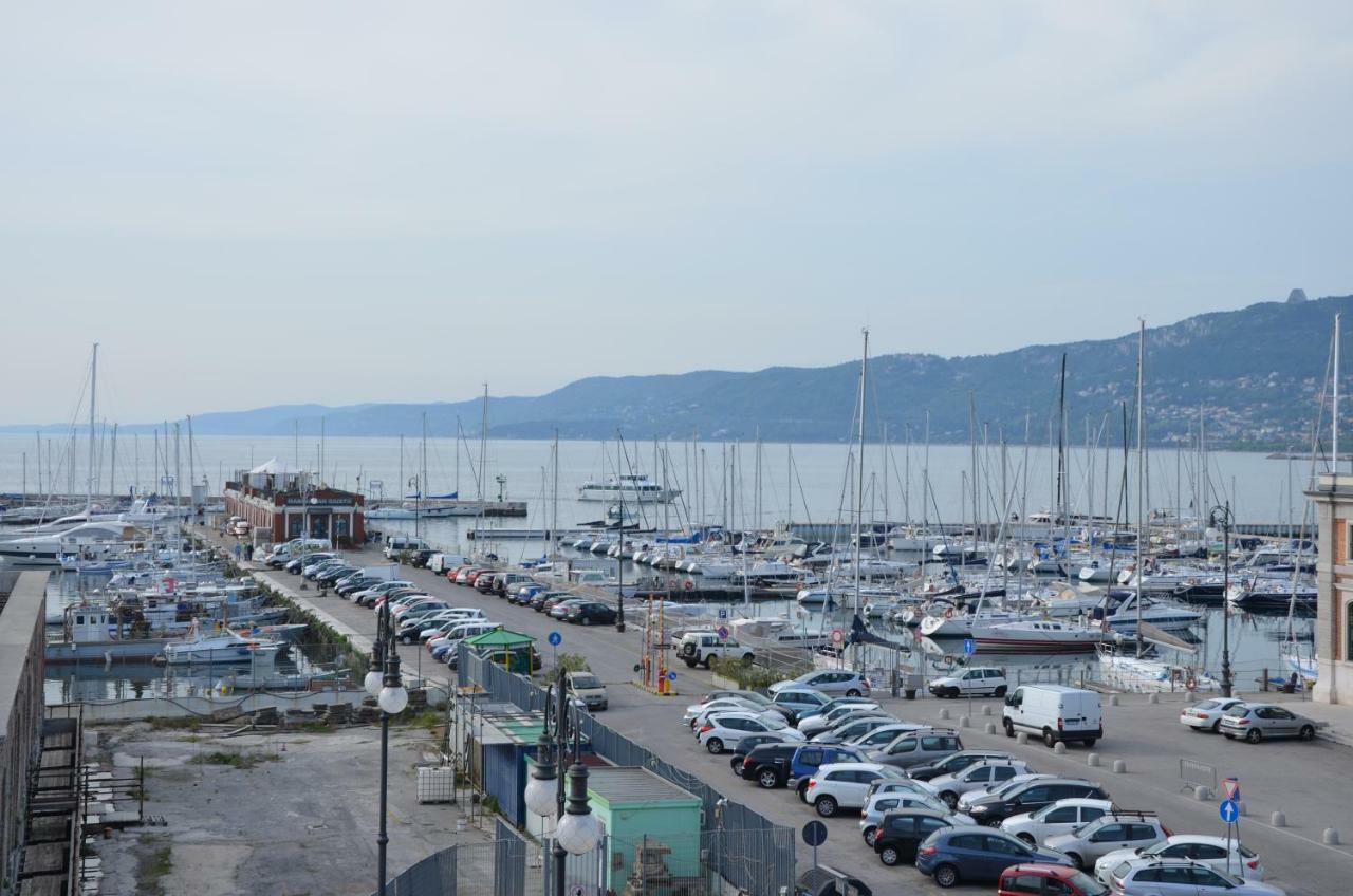 Piazza Venezia Le Camere Trieste Exterior foto